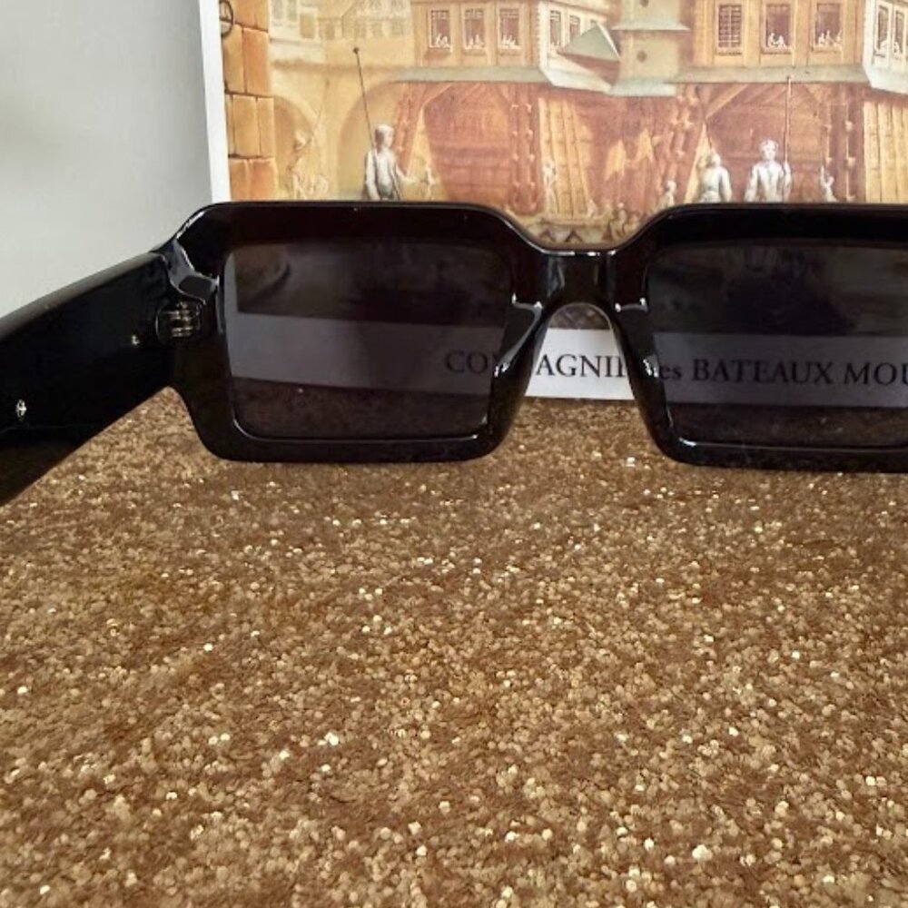 Black Oversized Square Sunglasses Gold Logo Accent Statement Frame - Picture 6 of 7